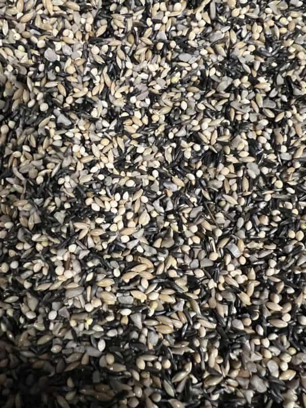 Mixed black and white sesame seeds.